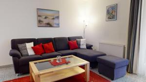 sala de estar con sofá y mesa de centro en strandnahe FeWo mit Schwimmbad im Haus, a cappella 68,Binz, en Binz