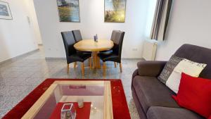 uma sala de estar com um sofá e uma mesa em strandnahe FeWo mit Schwimmbad im Haus, a cappella 68,Binz em Binz