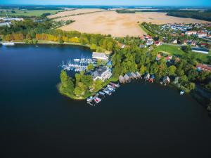 una vista aérea de un lago con barcos y una playa en Hotel Seestern en Röbel