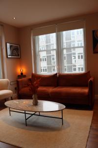 uma sala de estar com um sofá e uma mesa de centro em Modern 2 Bedroom Apartment Notting Hill Gate/Kensington em Londres
