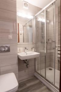 a bathroom with a sink and a shower at Sanatorium Budowlani Szczawnica in Szczawnica