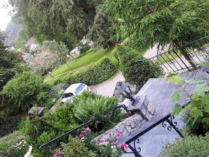uma vista sobre um jardim com um carro nas escadas em Haus Kurparkblick em Todtmoos