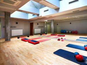 une salle de yoga avec beaucoup de tapis de yoga dans l'établissement VacationClub – Royal Tulip Sand***** Apartament 431, à Kołobrzeg