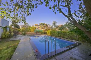 una piscina en el patio de una casa en Landmark villa, en Malavli