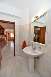 アギオス・ソスティスにあるLuxury Household in the Oustkirts of Tinos Townの洗面台と鏡のあるバスルーム