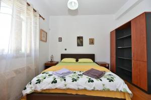 アギオス・ソスティスにあるLuxury Household in the Oustkirts of Tinos Townのベッドルーム(大型ベッド1台、ドレッサー付) +61枚の写真