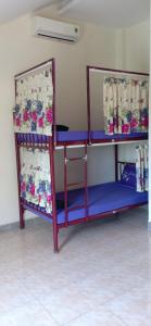 - deux lits superposés dans une chambre dans l'établissement Bana Home & Spa, à Hội An
