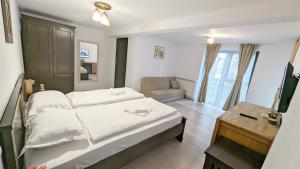 1 dormitorio con 1 cama, 1 silla y 1 mesa en Complex Parc Pini Moinesti, en Moineşti