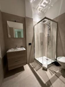 y baño con ducha y lavamanos. en B&B Grace's Home Affittacamere, en Canicattì