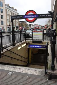 uma entrada de metro numa cidade com uma paragem de autocarro em Modern 2 Bedroom Apartment Notting Hill Gate/Kensington em Londres