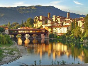 uma cidade com uma ponte sobre um rio com edifícios em Villa Lovi em Bassano del Grappa