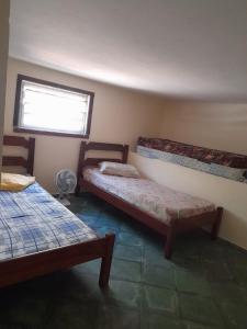 Katil atau katil-katil dalam bilik di Casa praia da enseada em Ubatuba