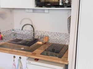 eine Küche mit einer Spüle und einer Arbeitsplatte in der Unterkunft Appartement Bormes-les-Mimosas, 2 pièces, 4 personnes - FR-1-610-97 in Bormes-les-Mimosas