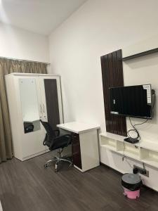 TV a/nebo společenská místnost v ubytování Seandee - Lush Private Rooms in Viman Nagar