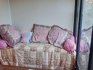 ein Sofa mit Kissen darauf im Zimmer in der Unterkunft Appartement Bormes-les-Mimosas, 2 pièces, 4 personnes - FR-1-610-97 in Bormes-les-Mimosas