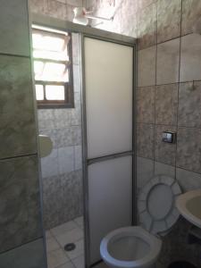 Vonios kambarys apgyvendinimo įstaigoje Casa praia da enseada em Ubatuba
