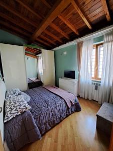 um quarto com uma cama grande num quarto em Casa Marzia&Daniele em Roma