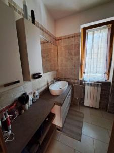 uma casa de banho com um lavatório e um balcão com uma janela em Casa Marzia&Daniele em Roma