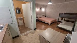Postel nebo postele na pokoji v ubytování Apartamenti Plieņciemā 4 cilvēkiem, pirmā stāvā