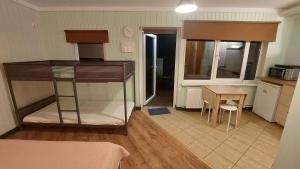 Kuchyň nebo kuchyňský kout v ubytování Apartamenti Plieņciemā 4 cilvēkiem, pirmā stāvā