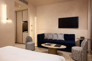 un soggiorno con un divano e un tavolo di Borghese Contemporary Hotel a Roma