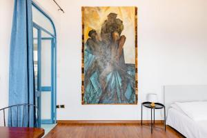 タオルミーナにあるIsola Bella - Rooms il Pescatoreの寝室の壁掛け絵画