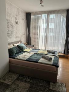 ein großes Bett in einem Schlafzimmer mit Fenster in der Unterkunft Silver city Paradise in Sofia + 21 Fotos