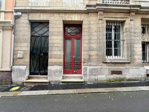 czerwone drzwi na boku budynku w obiekcie Le Mystère de la porte rouge -298 w Rouen