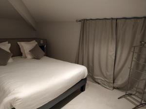 Postel nebo postele na pokoji v ubytování Logis Hôtel Les Pages