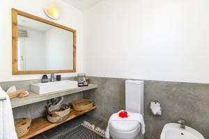 Ένα μπάνιο στο Deluxe Beachfront Penthouse with Panoramic Ocean Views