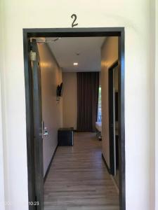 un corridoio con porta che conduce a una camera di Samal Sands and Shores a Magamomo
