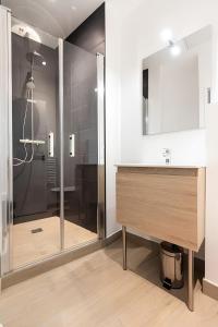 La salle de bains est pourvue d'un lavabo et d'une douche. dans l'établissement Eldorado - Résidence Hestia, à Saint-Étienne