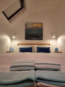เตียงในห้องที่ Guest Homes - Clara Cottage