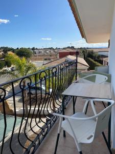 einen Tisch und Stühle auf einem Balkon mit Aussicht in der Unterkunft Hostal Espai Mediterrani in La Pobla de Vallbona