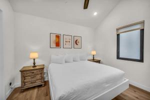 une chambre blanche avec un grand lit et une fenêtre dans l'établissement Desert Bungalow #H8 home, à Hurricane