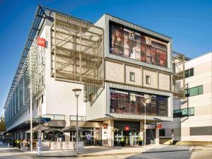 un edificio con andamios a un lado en ibis Bristol Centre en Bristol