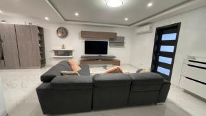 TV a/nebo společenská místnost v ubytování Marsascala Sea View 2 Bed Apartment close to center! HPI 9934
