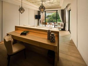TV a/nebo společenská místnost v ubytování Avista Grande Phuket Karon - MGallery