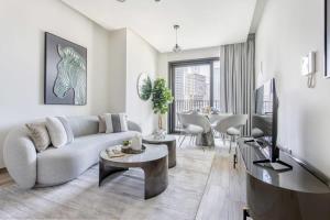 - un salon avec un canapé et une table dans l'établissement Frank Porter - Ahad Residences, à Dubaï