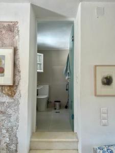 korytarz prowadzący do łazienki z toaletą w obiekcie The Artists House - Traditional Home w mieście Agia Theodoti
