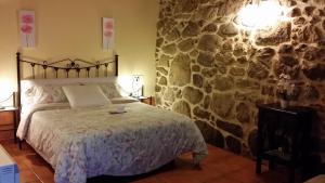 Łóżko lub łóżka w pokoju w obiekcie Casa Rural Vella da Rivera