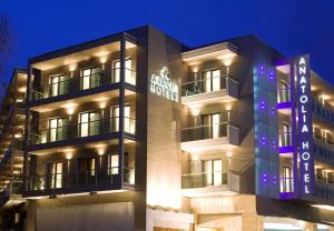 um edifício com um sinal na lateral em Anatolia Hotel em Tessalônica