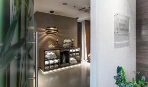 ein Flur mit einem Regal mit Handtüchern und Kerzen in der Unterkunft Anatolia Hotel in Thessaloniki