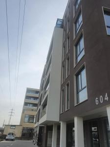 een gebouw met een bord aan de zijkant bij Димоти Апартхотел in Sofia