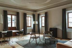 uma sala de estar com mesa e cadeiras em Arthotel Lasserhaus em Brixen