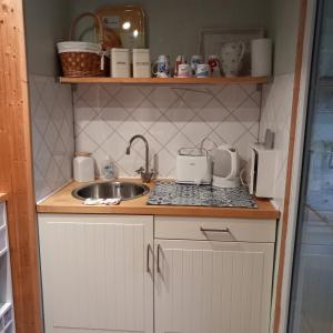 una cocina con fregadero y encimera en Bungalow kleine Auszeit, en Stiege