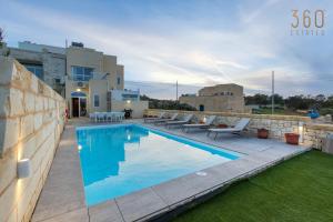 Piscine de l'établissement LUX Villa with Private Pool, BBQ & Rooftop Oasis by 360 Estates ou située à proximité