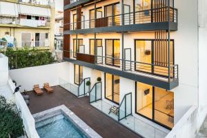 un edificio de apartamentos con piscina y balcón en Athens Grec Suites - The Ultimate City Getaways In Dafni en Athens