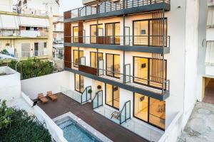 un edificio de apartamentos con balcón y piscina en Athens Grec Suites - The Ultimate City Getaways In Dafni en Athens