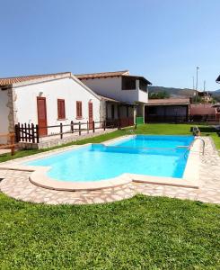 una piscina nel cortile di una casa di Affittimoderni Viddalba - Villaggio Casteldoria a Viddalba